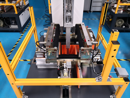 Maschine zur Formung von starren Schachteln für die mobile Schachtelherstellung