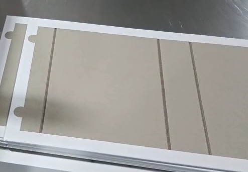 Maschine zum Falten und Kleben von Schachteln für die Herstellung von Hardcover