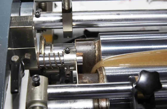 LS-1246D Vollautomatische Hochgeschwindigkeitsdoppelformende Süßigkeiten Computer-Telefon-Rigid Box-Making-Maschine 40 Stück/Min