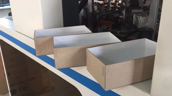 Automatische Neigungs-Seiten-Ecke, die Maschine für spezielle Kastenecken klebt