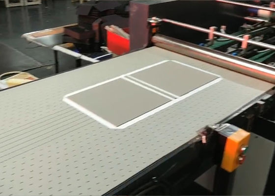 Automatischer Fall W3182XH2117mm, der die Telefonabdeckung der Maschinen-gebundenen Ausgabe herstellt Maschine herstellt