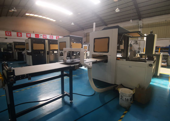 Steifer Schuhkarton-klebende Papiermaschine, die Maschine für steife Kasten-Produktion in Position bringt