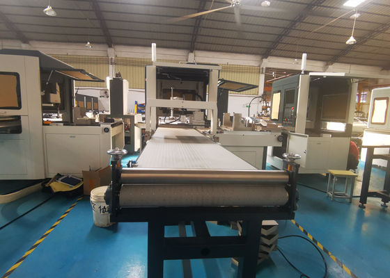 Automatische klebende Papiermaschine für den inneren in Position bringenden Kasten und ist eine des Schrittes für die steife Kasten-Herstellung