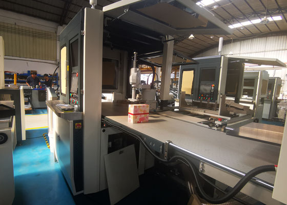 Automatische klebende Papiermaschine für den inneren in Position bringenden Kasten und ist eine des Schrittes für die steife Kasten-Herstellung
