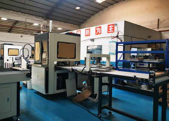 Steifer Schuhkarton-klebende Papiermaschine, die Maschine für steife Kasten-Produktion in Position bringt