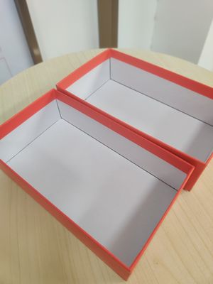 Automatische Zuführmaschine zur Zuführung von Papier und Kleber für die Herstellung starrer Kisten