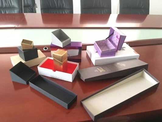 Automatische steife Kasten-Verpackungs-Maschine für kosmetischen Spitzenwein Luxury&Perfume, der Kasten bildet