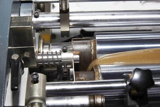Steifer Kasten, der Maschine mit dem Doppelkasten einwickelt den Teilschmuckkasten herstellt Maschine herstellt